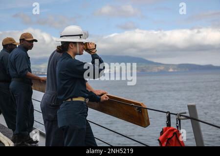 220510-N-DO281-1069 AÇORES, Portugal (10 mai 2022) l'enseigne Kristina Wuchenich vérifie la distance du destroyer à missiles guidés de la classe Arleigh Burke USS Paul Ignatius (DDG 117) depuis la jetée alors que le navire part des Açores, au Portugal, au 10 mai 2022. Paul Ignatius est sur un déploiement prévu aux États-Unis Sixième zone d'exploitation de la flotte à l'appui de l'intérêt des États-Unis, des alliés et des partenaires en Europe et en Afrique. Banque D'Images