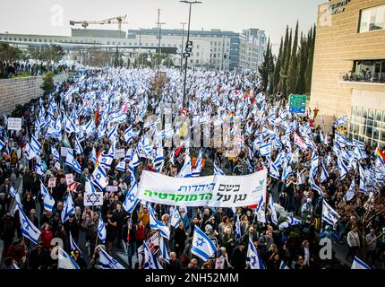 Jérusalem, Israël. 20th févr. 2023. Les manifestants brandisquent les drapeaux israéliens lors d'une manifestation des manifestations de masse contre la réforme judiciaire ont eu lieu à Jérusalem et à tel Aviv, tandis que les législateurs israéliens devaient voter en première lecture sur la réforme judiciaire débattue à la Knesset (le Parlement israélien). Crédit : SOPA Images Limited/Alamy Live News Banque D'Images