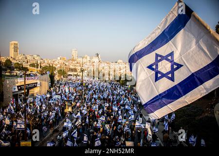 Jérusalem, Israël. 20th févr. 2023. Les manifestants brandisquent les drapeaux israéliens lors d'une manifestation des manifestations de masse contre la réforme judiciaire ont eu lieu à Jérusalem et à tel Aviv, tandis que les législateurs israéliens devaient voter en première lecture sur la réforme judiciaire débattue à la Knesset (le Parlement israélien). Crédit : SOPA Images Limited/Alamy Live News Banque D'Images