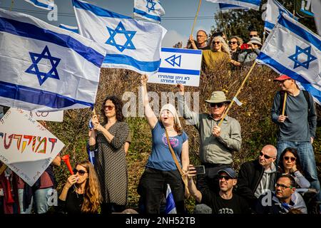 Jérusalem, Israël. 20th févr. 2023. Les manifestants brandisquent les drapeaux israéliens lors d'une manifestation des manifestations de masse contre la réforme judiciaire ont eu lieu à Jérusalem et à tel Aviv, tandis que les législateurs israéliens devaient voter en première lecture sur la réforme judiciaire débattue à la Knesset (le Parlement israélien). Crédit : SOPA Images Limited/Alamy Live News Banque D'Images