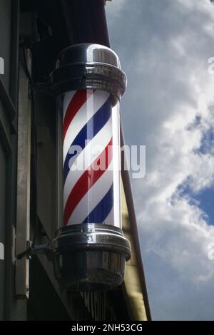 Gros plan sur un ancien poteau de barbier. Banque D'Images