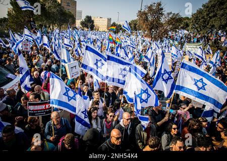 Jérusalem, Israël. 20th févr. 2023. Les manifestants brandisquent les drapeaux israéliens lors d'une manifestation des manifestations de masse contre la réforme judiciaire ont eu lieu à Jérusalem et à tel Aviv, tandis que les législateurs israéliens devaient voter en première lecture sur la réforme judiciaire débattue à la Knesset (le Parlement israélien). (Photo par Eyal Warshavsky/SOPA Images/Sipa USA) crédit: SIPA USA/Alay Live News Banque D'Images