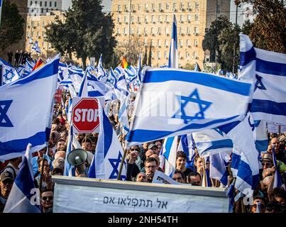 Jérusalem, Israël. 20th févr. 2023. Les manifestants brandisquent les drapeaux israéliens lors d'une manifestation. Des manifestations de masse contre la réforme judiciaire ont eu lieu à Jérusalem et à tel Aviv, tandis que les législateurs israéliens devaient voter en première lecture sur la réforme judiciaire débattue à la Knesset (Parlement israélien). (Photo par Eyal Warshavsky/SOPA Images/Sipa USA) crédit: SIPA USA/Alay Live News Banque D'Images