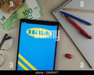 Dans cette illustration, le logo IKEA apparaît sur une tablette. Banque D'Images