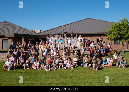 Les aviateurs et leurs enfants participent à une variété d'activités dans le cadre d'un événement « emmenez votre enfant au travail », le 21 juin 2022, à la 179th Airlift Wing, Mansfield, Ohio. Certaines des activités comprenaient la visite d'un C-130, la visite du service d'incendie et la démonstration de pliage de drapeau. 179th AW, Mansfield, Ohio, c-130, Banque D'Images