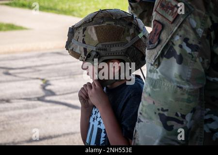 Les aviateurs et leurs enfants participent à une variété d'activités dans le cadre d'un événement « emmenez votre enfant au travail », le 21 juin 2022, à la 179th Airlift Wing, Mansfield, Ohio. Certaines des activités comprenaient la visite d'un C-130, la visite du service d'incendie et la démonstration de pliage de drapeau. 179th AW, Mansfield, Ohio, c-130, Banque D'Images