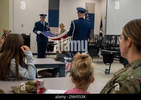 Les aviateurs et leurs enfants participent à une variété d'activités dans le cadre d'un événement « emmenez votre enfant au travail », le 21 juin 2022, à la 179th Airlift Wing, Mansfield, Ohio. Certaines des activités comprenaient la visite d'un C-130, la visite du service d'incendie et la démonstration de pliage de drapeau. 179th AW, Mansfield, Ohio, c-130, Banque D'Images
