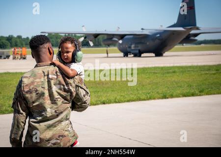 Les aviateurs et leurs enfants participent à une variété d'activités dans le cadre d'un événement « emmenez votre enfant au travail », le 21 juin 2022, à la 179th Airlift Wing, Mansfield, Ohio. Certaines des activités comprenaient la visite d'un C-130, la visite du service d'incendie et la démonstration de pliage de drapeau. 179th AW, Mansfield, Ohio, c-130, Banque D'Images
