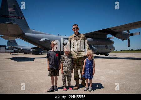 Les aviateurs et leurs enfants participent à une variété d'activités dans le cadre d'un événement « emmenez votre enfant au travail », le 21 juin 2022, à la 179th Airlift Wing, Mansfield, Ohio. Certaines des activités comprenaient la visite d'un C-130, la visite du service d'incendie et la démonstration de pliage de drapeau. 179th AW, Mansfield, Ohio, c-130, Banque D'Images
