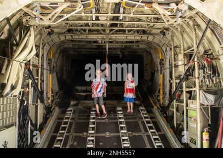 Les aviateurs et leurs enfants participent à une variété d'activités dans le cadre d'un événement « emmenez votre enfant au travail », le 21 juin 2022, à la 179th Airlift Wing, Mansfield, Ohio. Certaines des activités comprenaient la visite d'un C-130, la visite du service d'incendie et la démonstration de pliage de drapeau. 179th AW, Mansfield, Ohio, c-130, Banque D'Images