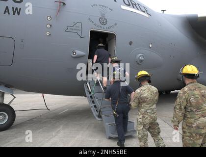 Des aviateurs du service des incendies de la 105th Escadre du transport aérien et des pompiers de West point embarquent pour un C-17 Globemaster à la base de la Garde nationale aérienne Stewart, New York, 21 juin 2022. Banque D'Images