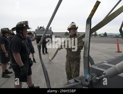 ÉTATS-UNIS Tom Germano, un pompier du service des incendies de l'escadre de transport aérien 105th, aide à acheminer une conduite d'arrosage dans un C-17 Globemaster lors d'un exercice de formation conjoint du service des incendies à la base de la Garde nationale aérienne Stewart, à New York, au 21 juin 2022. Banque D'Images