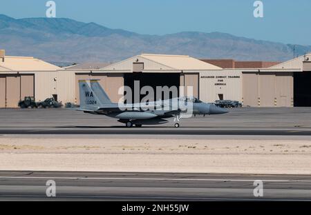 Un F-15C affecté à la 57th Escadre, base aérienne de Nellis, Nevada, taxis avant son dernier vol, 21 juin 2022. Sur 8 décembre 2021, le F-15C a effectué son dernier vol opérationnel à Nellis après avoir effectué plus de 88 000 missions d'entraînement et d'essai depuis 1977. Banque D'Images