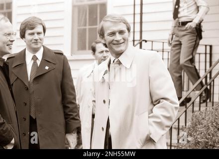 Le secrétaire de presse de carter, Jody Powell (à droite) et le secrétaire de presse adjoint, Rex Granum (à gauche) arrivent à Talmadge Farms à Lovejoy, en Géorgie, pour rencontrer le président élu, Jimmy carter. Banque D'Images