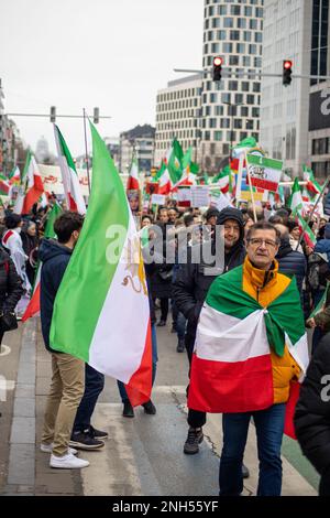 Bruxelles, Belgique - 20th février 2023 : à l'occasion de la réunion du Parlement européen à Bruxelles, des dizaines de milliers de diasporas iraniennes, représentant des groupes d'opposition antirégime, se sont rassemblées. La foule massive s'étend jusqu'à ce que l'oeil puisse voir et remplit les rues menant au bâtiment du Parlement. Les manifestants tiennent principalement des photos de Mahsa Amini, Reza Pahlavi et des victimes récentes des violences du régime. Ils ont également signé le drapeau Shir-o-Khorshid de l'Iran et scandant « la femme, la vie, la liberté » et « la démocratie pour l'Iran ». Credit: Sinai Noor/Alay Live News Banque D'Images
