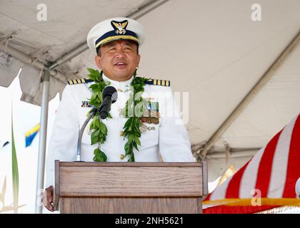 Le capitaine AREX Avanni prononce son discours de départ lors de la cérémonie de passation de commandement du secteur Honolulu, à titre de base de la Garde côtière à Honolulu, 21 juin 2022. Le capitaine Aja Kirksey a soulagé le capitaine AREX Avanni à titre de commandant du secteur de la Garde côtière à Honolulu. Banque D'Images