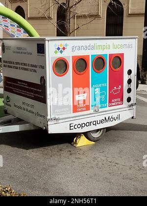 Grenade, Espagne; février-19, 2023: Caravane mobile écologique pour le recyclage de petits électroménagers, encre d'imprimante, jouets et huile domestique dans une rue Banque D'Images