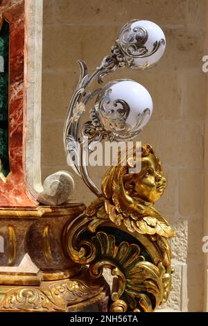 Une lamposte décorée et une autre rue de décodage pour une fête traditionnelle à Nadur, Gozo, Malte, juin 2022. Banque D'Images