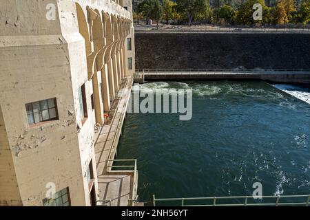 Barrage et déversoir Pit 1 sur la rivière Pit, Californie, États-Unis Banque D'Images