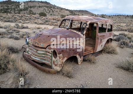 Des ornières de camion à panneaux anciens près d'une mine abandonnée dans le désert du Nevada, aux États-Unis Banque D'Images