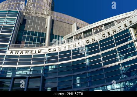 Anaheim, CA, Etats-Unis – 3 novembre 2022 : panneau de nom du centre de congrès d'Anaheim à l'extérieur du bâtiment à Anaheim, Californie. Banque D'Images
