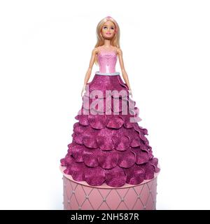 Skopje, Macédoine du Nord - 18 janvier 2023: Détails des gâteaux modernes de papier cachets. Le gâteau de design du thème est inspiré par le film Barbie poupée. La cak Banque D'Images