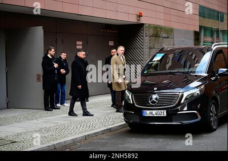 Boris Becker BEI der Ankunft zur Pressekonferenz zum Dokumentarfilm 'Boom! Boum ! Le monde contre Boris Becker' auf der Berlinale 2023 / 73. Aéroport international Banque D'Images