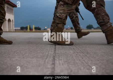 ÉTATS-UNIS Les parachutistes de l'armée avec 1st Bataillon, 503rd Régiment d'infanterie aéroporté et 4th Bataillon, 319th Régiment d'artillerie de campagne aéroportée, 173rd Brigade aéroportée marchent sur une ligne de floghline en préparation à une opération aérienne d'entrée forcée conjointe dans le cadre du Lion africain 22 à la base aérienne d'Aviano, 21 juin 2022. African Lion 2022 est américain L'exercice annuel le plus important, le plus important, conjoint, du Commandement de l'Afrique organisé par le Maroc, le Ghana, le Sénégal et la Tunisie, 6 juin - 30. Plus de 7 500 participants de 28 pays et de l'OTAN s'entraînent ensemble en mettant l'accent sur l'amélioration de la préparation des forces américaines et des forces nationales partenaires. AL22 est un Banque D'Images