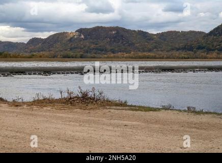 Déversoir à Prairie Island sur le fleuve Mississippi supérieur lors d'une journée d'automne à Winona, Minnesota, États-Unis. Banque D'Images