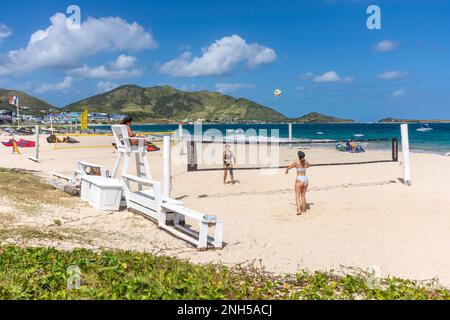 Femmes jouant au Beach-volley, Orient Bay (Baie orientale), St Martin (Saint-Martin), Petites Antilles, Caraïbes Banque D'Images