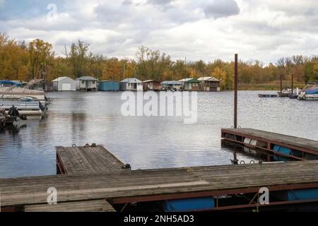 Les serres du Minnesota City Boat Club Inc. Sur le fleuve Mississippi supérieur, lors d'un après-midi d'automne à Winona, Minnesota, États-Unis. Banque D'Images