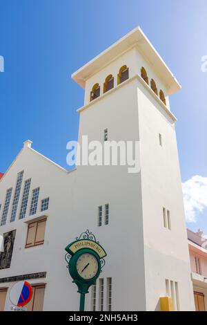 Saint Martin de Tours Eglise catholique et panneau de ville, rue Front, Philipsburg, St Maarten, Saint Martin, Antilles néerlandaises, Caraïbes Banque D'Images