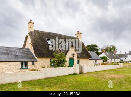 Un joli cottage en chaume dans le centre de Marloes, un petit village sur la péninsule de Marloes dans le parc national de la côte de Pembrokeshire, dans l'ouest du pays de Galles Banque D'Images