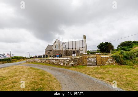 L'église Saint-Pierre-le-pêcheur à Marloes, un petit village sur la péninsule de Marloes dans le parc national de la côte de Pembrokeshire, dans l'ouest du pays de Galles Banque D'Images