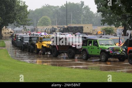 Des centaines de Jeeps s'alignent sur Camp Lincoln avant le début du tour des casques bleus. Malgré la pluie, des centaines de cavaliers ont participé à l'événement annuel, qui soutient des causes pour les membres du service et les agents d'application de la loi. Le tour annuel des casques bleus commence au siège de la Garde nationale de l'Illinois sur le Camp Lincoln à Springfield. Cette année, le tour, tenu sur 17 juillet, a honoré le colonel de la Garde nationale de l'armée de l'Illinois (ret.) James Smith et le shérif du département du shérif du comté de Sangamon, le sergent Jason Boesdorfer, tous deux décédés en mai. Smith a servi dans la Garde nationale de l'armée de l'Illinois pendant 31 ans à la retraite Banque D'Images