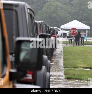 Des centaines de Jeeps s'alignent sur Camp Lincoln avant le début du tour des casques bleus. Malgré la pluie, des centaines de cavaliers ont participé à l'événement annuel, qui soutient des causes pour les membres du service et les agents d'application de la loi. Le tour annuel des casques bleus commence au siège de la Garde nationale de l'Illinois sur le Camp Lincoln à Springfield. Cette année, le tour, tenu sur 17 juillet, a honoré le colonel de la Garde nationale de l'armée de l'Illinois (ret.) James Smith et le shérif du département du shérif du comté de Sangamon, le sergent Jason Boesdorfer, tous deux décédés en mai. Smith a servi dans la Garde nationale de l'armée de l'Illinois pendant 31 ans à la retraite Banque D'Images