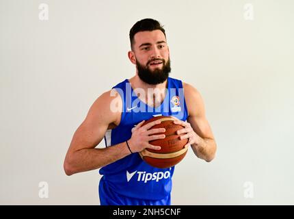 Podebrady, République tchèque. 20th févr. 2023. Journée médiatique de l'équipe de basket-ball tchèque pour hommes avant le match de qualification pour le championnat du monde de basket-ball masculin 2023, Groupe K: Tchéquie contre la France à Podebrady, République Tchèque, 20 février 2023. Petr Safarcik, joueur de basket-ball, parle avec des journalistes. Crédit : Roman Vondrous/CTK photo/Alay Live News Banque D'Images