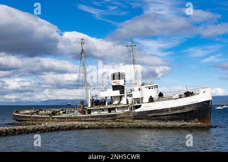 Célèbre épave Saint Christopher au port d'Ushuaia, Tierra del Fuego en Argentine, Amérique du Sud Banque D'Images