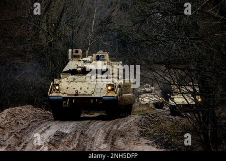 Bradley Fighting vehicles with 1st Battalion, 5th Cavalry Regiment, 2nd Armored Brigade combat Team, 1st Cavalry Division, exercices de combat dans la zone d'entraînement de Drawsko Pomorskie, Pologne, 20 février 2023. 2nd les troopeurs de l'équipe de combat de la Brigade blindée pratiquent régulièrement des tactiques de combat pour s'assurer qu'ils sont préparés à toute situation. Banque D'Images