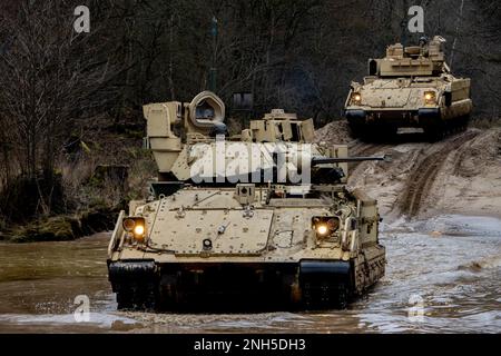 Bradley les véhicules de combat du 1st Bataillon, 5th Cavalry Regiment, 2nd Armored Brigade combat Team, 1st Cavalry Division, traversent l'eau dans la zone d'entraînement de Drawsko Pomorskie, Pologne, 20 février 2023. 2nd les troopeurs de l'équipe de combat de la Brigade blindée pratiquent régulièrement des tactiques de combat pour s'assurer qu'ils sont préparés à toute situation. Banque D'Images