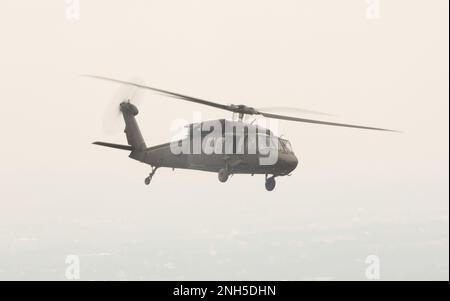 Un hélicoptère UH-60 Black Hawk est observé en vol alors qu'il transporte des soldats à bord de la Brigade de l'aviation de combat de 28th lors d'un exercice d'entraînement en vol près de fort Indiantown Gap, Pennsylvanie, 17 juillet 2022. Cet exercice a maintenu leur état de préparation au combat. (Photo de la garde nationale de l'armée américaine SPC. John Trapani) Banque D'Images