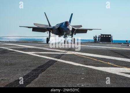 Le F-35C Lightning II, variante du transporteur joint Strike Fighter, effectue son premier atterrissage arrêté à bord du porte-avions USS Nimitz (CVN 68) au large de la côte de San Diego, le 3 novembre 2014. L'atterrissage arrêté fait partie des premiers tests de développement en mer prévus pour durer deux semaines. (É.-U. Navy photo by Mass communication Specialist 1st Class Brett Cote / SORTI) Banque D'Images