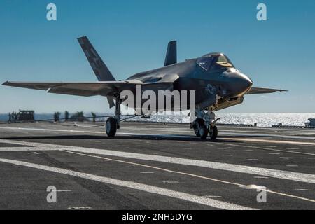 Le F-35C Lightning II, variante du transporteur joint Strike Fighter, effectue son premier atterrissage arrêté à bord du porte-avions USS Nimitz (CVN 68) au large de la côte de San Diego, le 3 novembre 2014. L'atterrissage arrêté fait partie des premiers tests de développement en mer prévus pour durer deux semaines. (É.-U. Navy photo by Mass communication Specialist 1st Class Brett Cote / SORTI) Banque D'Images