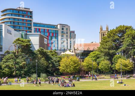 BOURNEMOUTH, Royaume-Uni - 08 juillet 2022. Espaces verts urbains. Touristes dans le parc du centre-ville entouré de bâtiments modernes. Bournemouth Lower Gardens, Dorset, U Banque D'Images