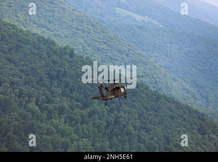 Un FAUCON noir UH-60, exploité par des soldats de la brigade de l’aviation de combat expéditionnaire de la Garde nationale de l’Armée de Pennsylvanie en 28th, vole près de Reading, Pennsylvanie, 17 juillet 2022. La ville était l'un des points de passage indiqués sur leur trajectoire de vol. Banque D'Images