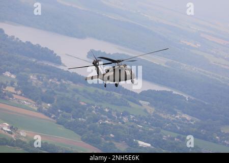 Un FAUCON noir UH-60, exploité par des soldats à la Brigade de l’aviation de combat expéditionnaire de la Garde nationale de l’Armée de Pennsylvanie en 28th, vole près de Harrisburg, en 17 juillet 2022. Banque D'Images