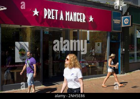 BOURNEMOUTH, Royaume-Uni - 08 juillet 2022. Prét. Un magasin de sandwich Manger au Royaume-Uni. Affiche à l'avant du magasin sur une rue anglaise Banque D'Images