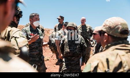 ZONE D'ENTRAÎNEMENT de POHAKULOA, Hawaï (17 juillet 2022), Brig du corps des Marines de la République de Corée. Le général Ju Hyeong UM, à gauche, fait des remarques aux États-Unis Marines et partenaires internationaux à la zone de formation de Pōhakuloa, Hawaï, 17 juillet, dans la région du Pacifique (RIMPAC) 2022. Vingt-six nations, 38 navires, quatre sous-marins, plus de 170 avions et 25 000 membres du personnel participent au programme RIMPAC de 29 juin au 4 août dans les îles hawaïennes et dans le sud de la Californie. Le plus grand exercice maritime international au monde, RIMPAC offre une occasion unique de formation tout en favorisant et en soutenant le rel coopératif Banque D'Images