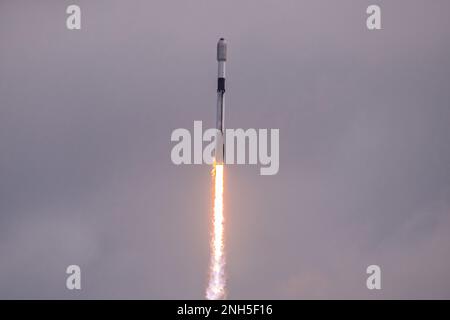 Une fusée Falcon 9 transportant 53 satellites à large bande Starlink de SpaceX est lancée à partir du complexe de lancement 40 à la station de la Force spatiale du Cap-Canaveral, en Floride, au 17 juillet 2022. Le Falcon 9 Block 5 a 109 lancements réussis avec 0 lancements échoués. Banque D'Images