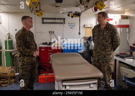 COPENHAGUE, DANEMARK (17 JUILLET 2022) ÉTATS-UNIS Navy Hospital Corpsman 1st classe William Tallman, à droite, affecté à l'unité expéditionnaire maritime 22nd, donne à Brig. Le général Andrew Priddy, commandant général de la Force opérationnelle 61/2, visite du navire d'atterrissage de classe de l'île Whidbey USS Gunston Hall (LSD 44), 17 juillet 2022. Gunston Hall, affecté au Kearsarge Amphiobie Ready Group, est en cours de déploiement prévu sous le commandement et le contrôle de la Task Force 61/2 lorsqu'elle est présente aux États-Unis Sixième flotte à l'appui des intérêts américains, alliés et partenaires en Europe et en Afrique. Banque D'Images